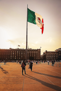 Asta bandera en el Zócalo de la CDMX.Foto tomada por Luis Ariza, compartida en Pexels.com