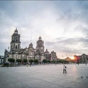 Amanecer en el Zócalo de la CDMX Historia y curiosidades sobre el Zócalo de la CDMXPlancha del Zócalo Foto adquirida en la Cuenta oficial de instagram @ZócaloCDMX. Autor: @daniel.crz