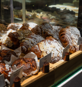 Croissants de almendra en panadería moderna.