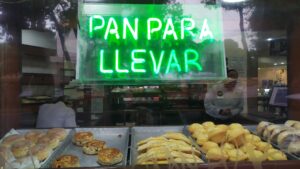 Escaparate de panadería en Coyoacán, con letrero "Pan para llevar".